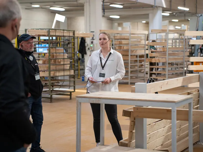 Åben Fabrik 2025 - Caroline fortælle om vores CNC på en rundvisning.