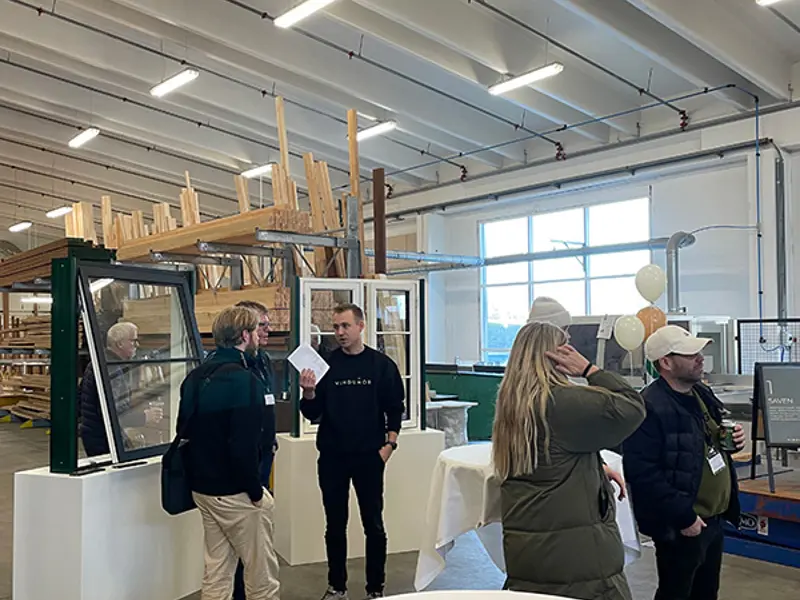 Åben Fabrik 2024 - Gæster i hyggeområdet, som også ser på kitfals vinduer.