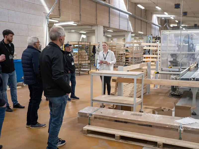 Åben Fabrik 2025 - 6 gæster på rundvisning og Caroline er ved at fortælle om vores WP.
