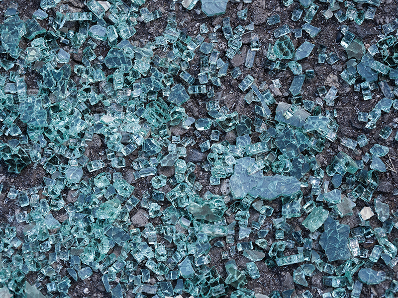 Hærdet glas der smadret. Man kan se små, uskarpe stykker, som minimerer risikoen for at skære sig.