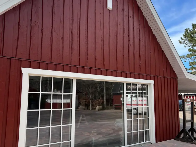 Fastkarm med bondehus sprosser i farven hvid udvendigt - reference fårup sommerland