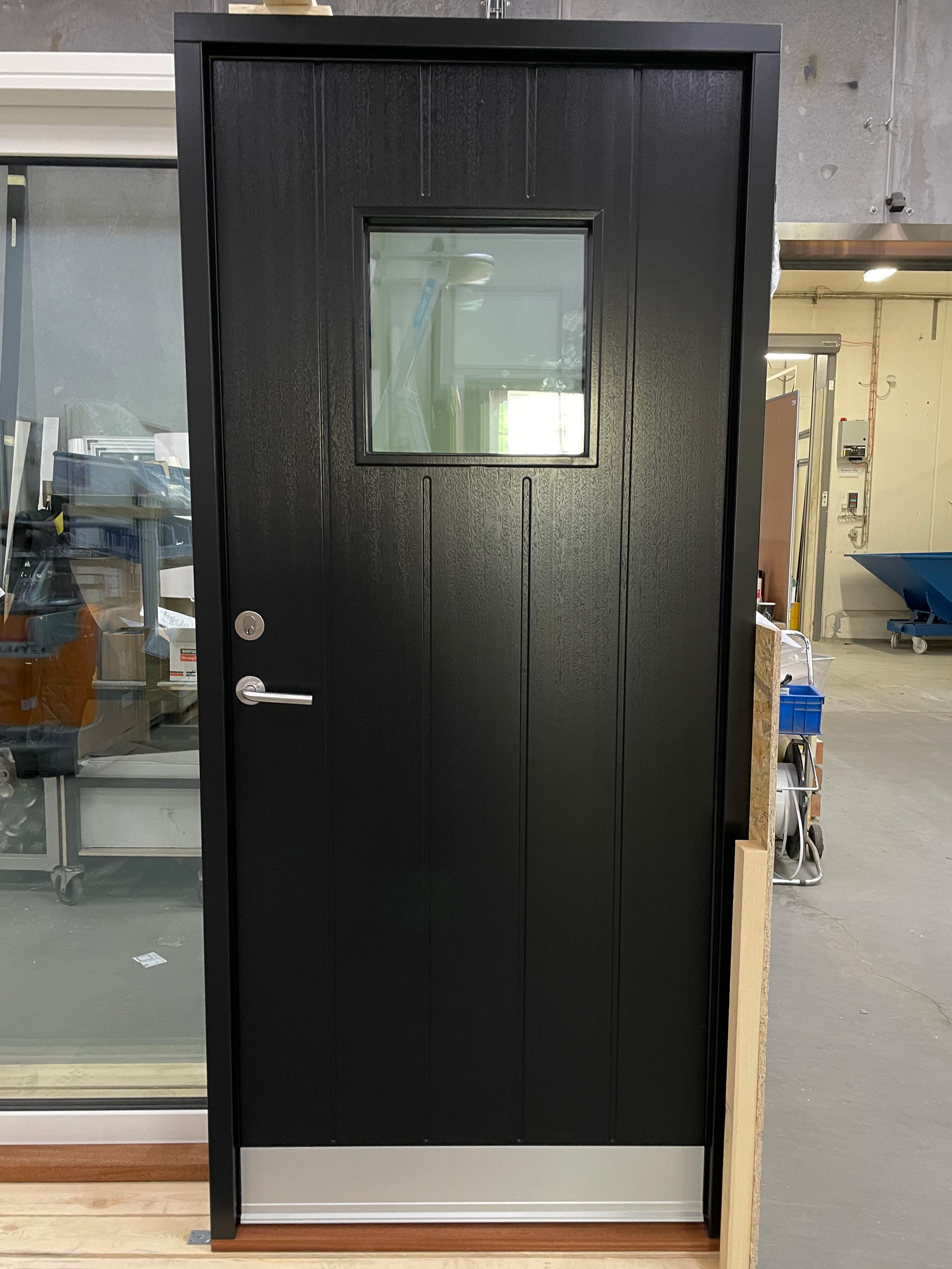 Smuk facadedøre i vores dyb sort Ral 9005. Er produceret i vores Nor1 træ som Vig. 