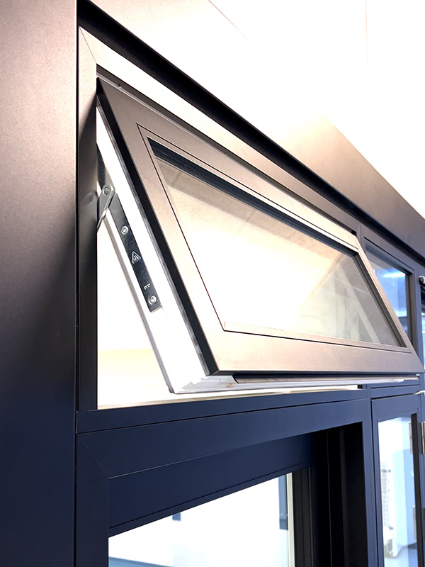 Elektronisk vinduesåbner AXA Remote 2.0 vist på et åbent vindue.