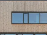 udvendigt billedet af fastkarme og drejekip vinduer i Nor48 i farven gråsort - referencen Agilix