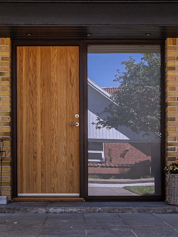 Pladedør med egetræslister i stigende bredder og standard greb.