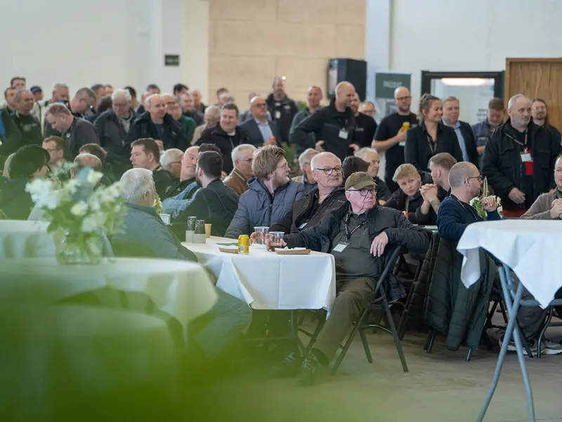Åben Fabrik 2025 - Rigtig mange gæster lytter til talen.