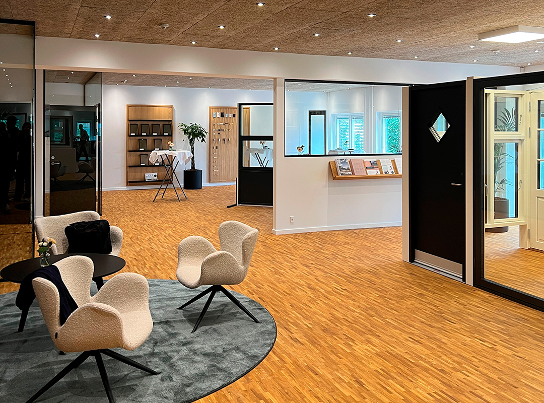 Billede før receptionen starter, hvor der står et cafebord og man kan ane udstillingen til højre i billedet.