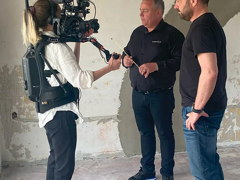 Boligkøb i blinde filmes og Jes er med for at komme med vejledning til hvordan en skydedør kan skabe lys i rummet.