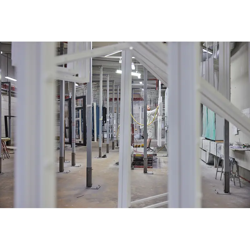 Kig ned igennem vores malerkabine, hvor der står en medarbejder og arbejder.