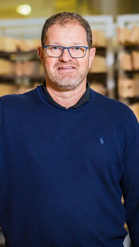 Et billede af Henrik Søren i en blå strik. Bruges som et pressebillede.