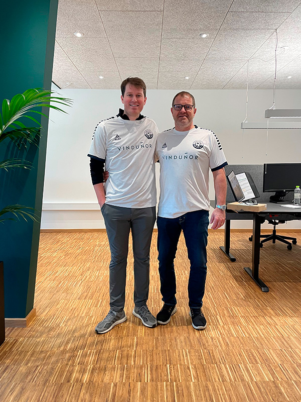 Casper og Henrik med fodboldklubben VFF fodboldtrøje i anledningen af fodboldtrøjefredag.