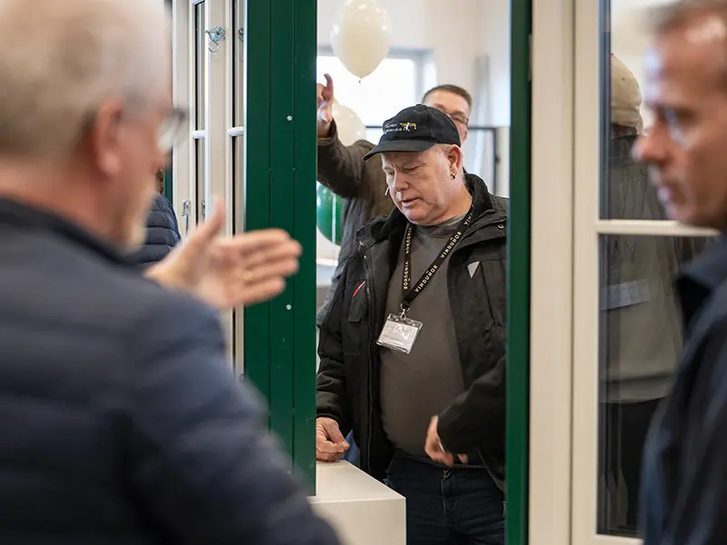 Åben Fabrik 2024 - Gæster på rundvisning ved Claus.