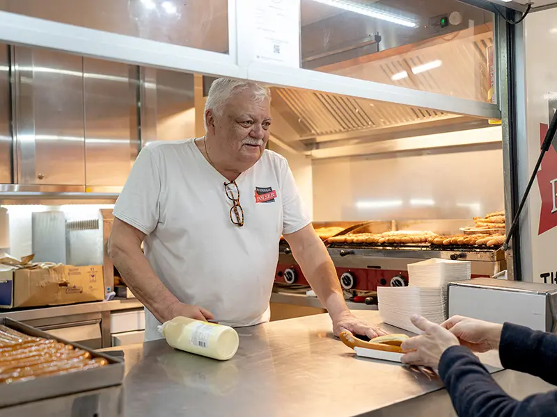 Åben Fabrik 2024 - Mogens Pølsemand byder på hotdogs.