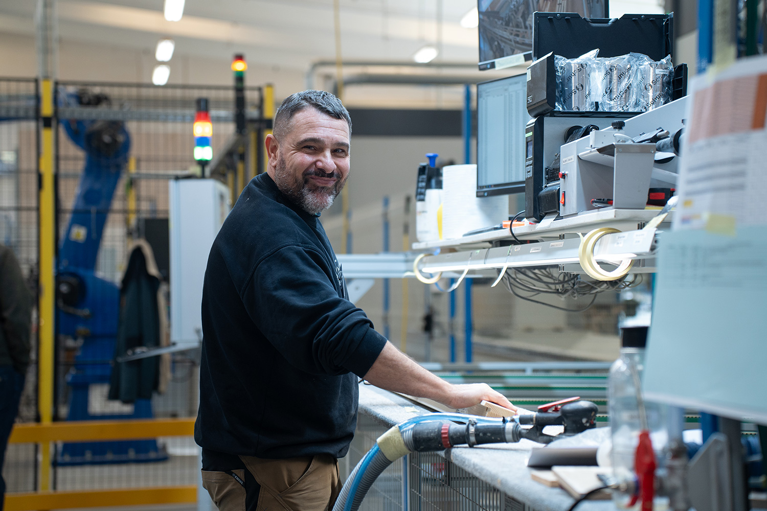 En glad medarbejder fra produktionen