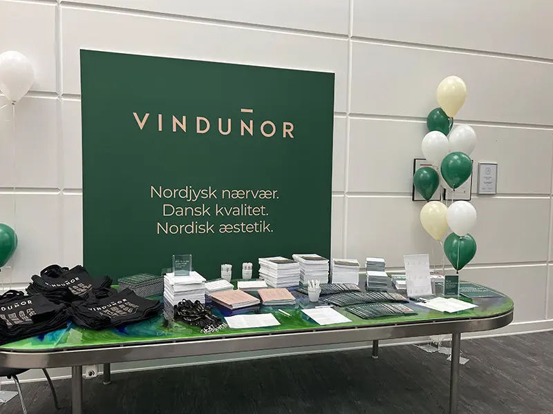 Åben Fabrik 2023 - et bord med blandselv merchandise.