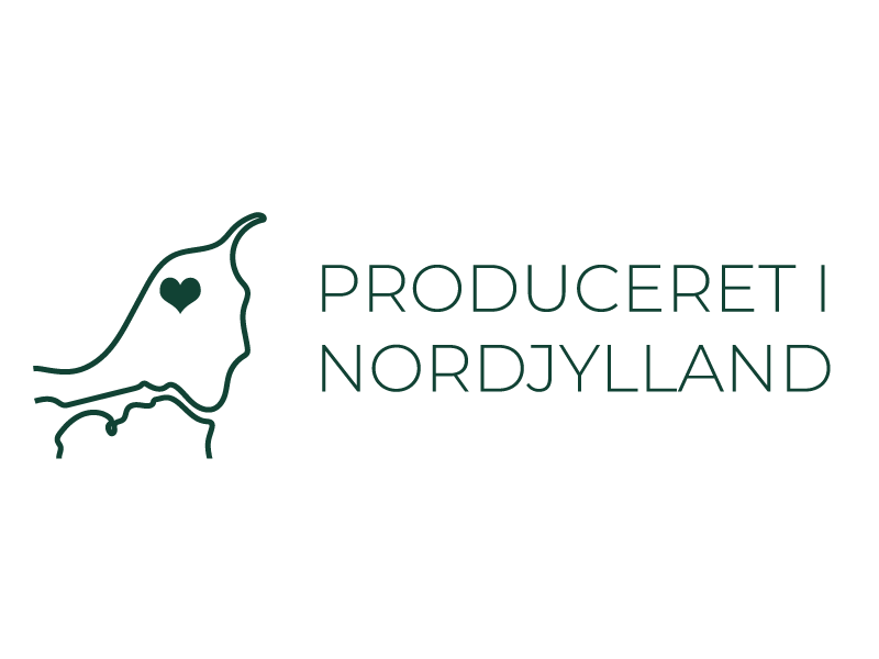 Jylland er tegnet op og der er placeret et hjerte i Hjørring. Ved siden af står teksten Produceret i Nordjylland i et smalt format.