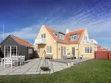 Oversigtbillede af gul villa