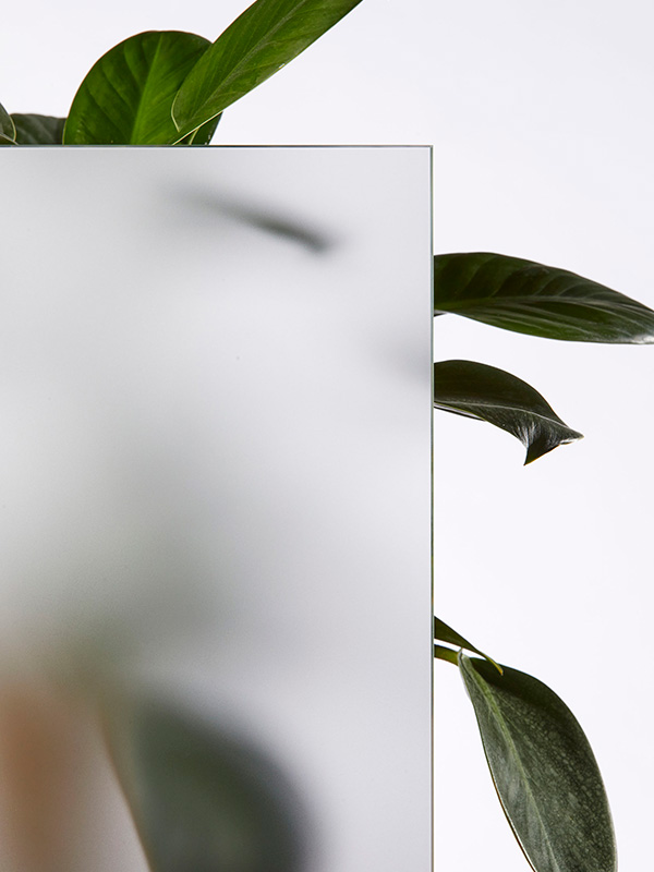 Santineret eller sandblæst glas, som skærmer meget og er meget enkelt.