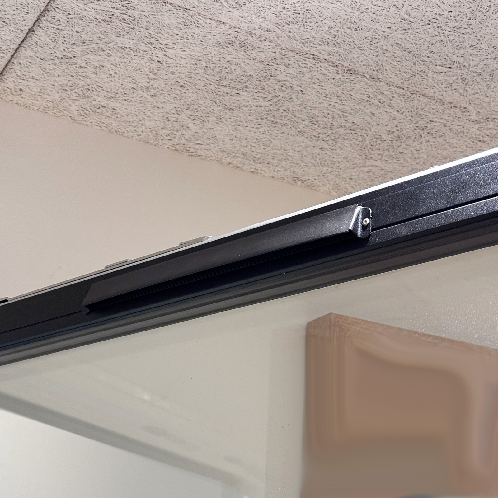 Sprt ventil set udefra skråt på. Bruges på fastkarm og drejekip.