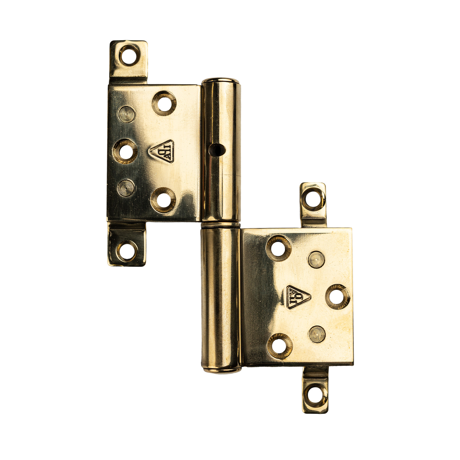 Et hængsel med huller til skruer i messing.