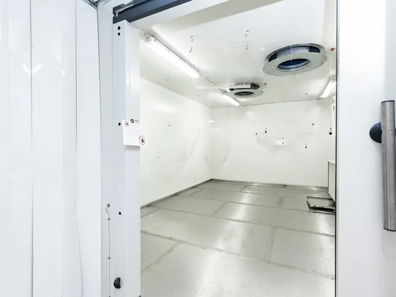 Billede fra et testkammer hos Teknologisk Institut. Et forskningsprojekt i termoruders levetid fra en skrå vinkel.
