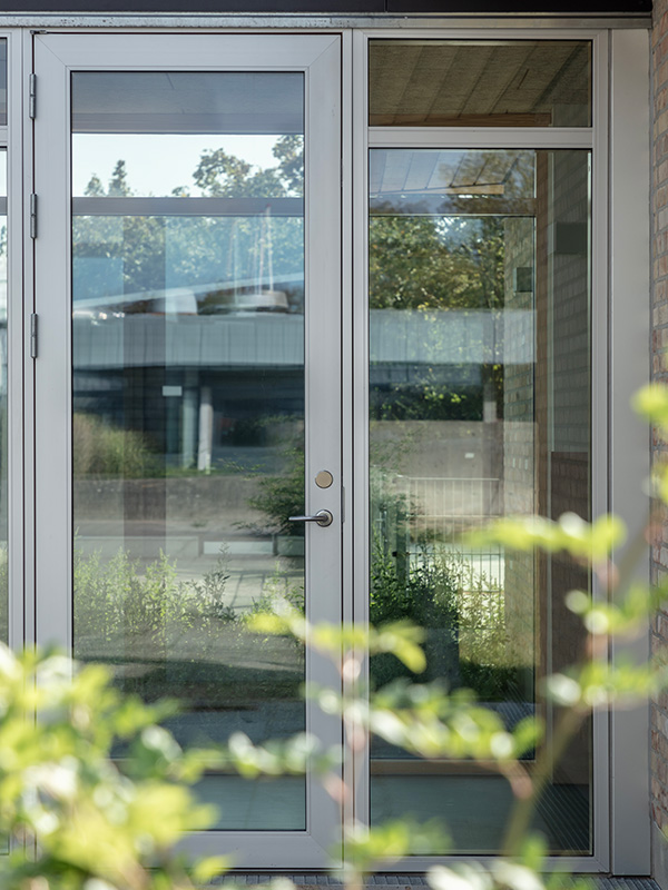 Rammedør med et fastpart i eloxeret N1 Natur og standard greb.