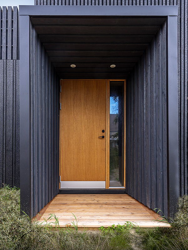 Egefineret pladedør med sparkeplade i alu. Kunden har selv stået for greb.