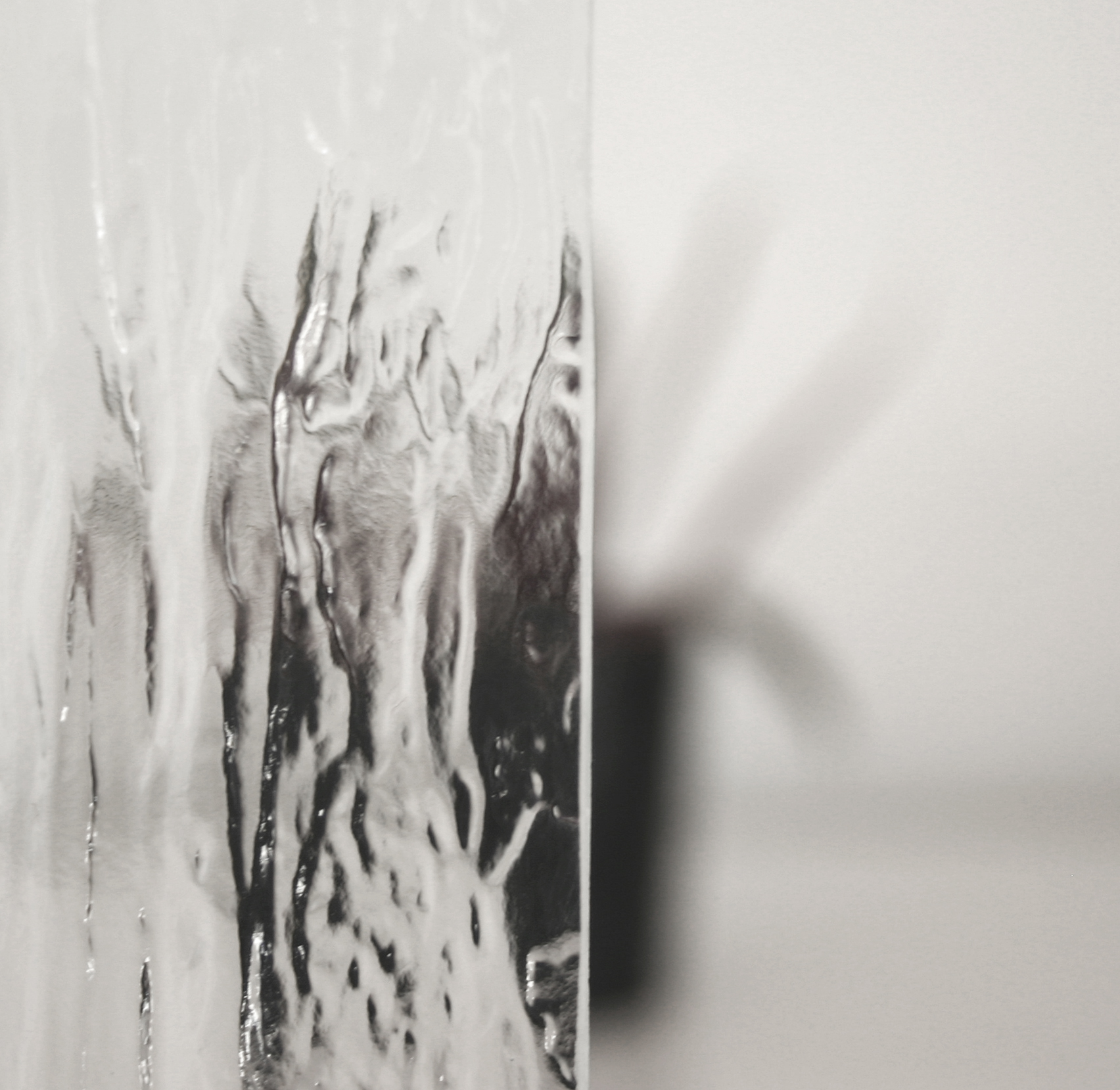 Et ornament glas der hedder silvit. Ligner uroligt vand og skjuler på en smuk måde.