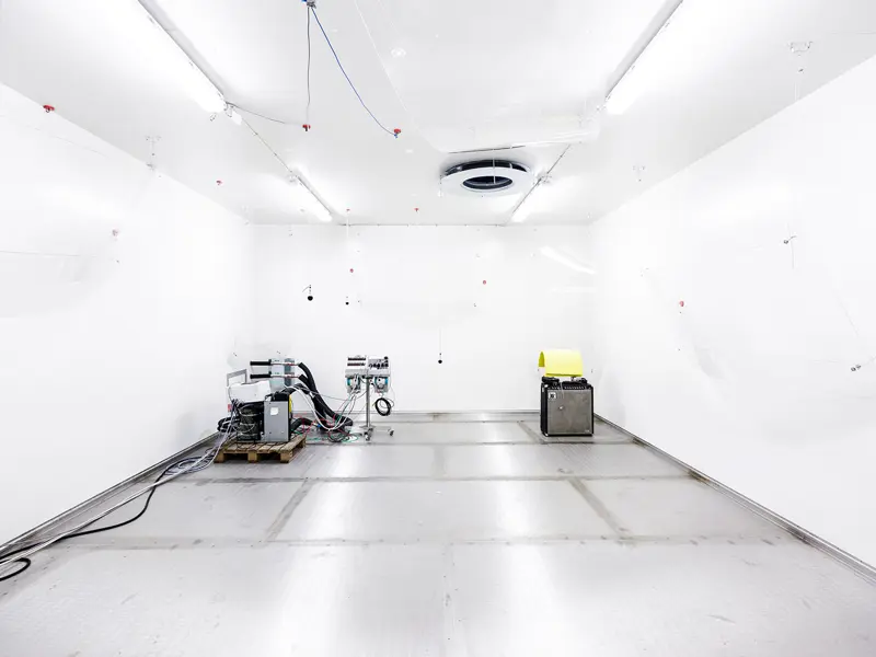 Billede fra et testkammer hos Teknologisk Institut. Et forskningsprojekt i termoruders levetid. Der ses forskellig forsningsudstyr.