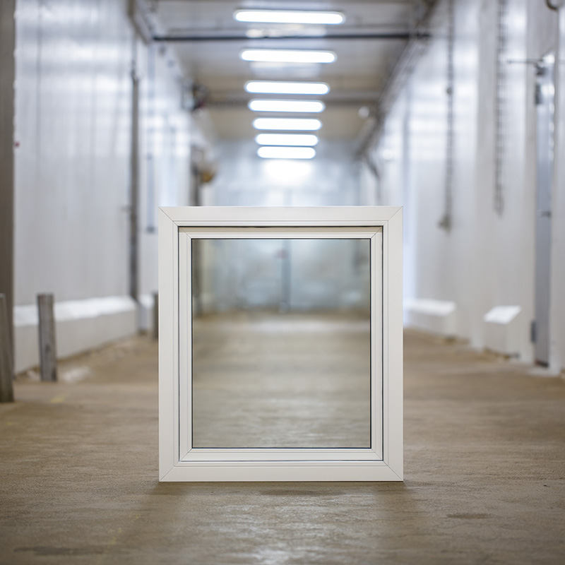 Et billede af et drejekip vindue, der står i en gang.