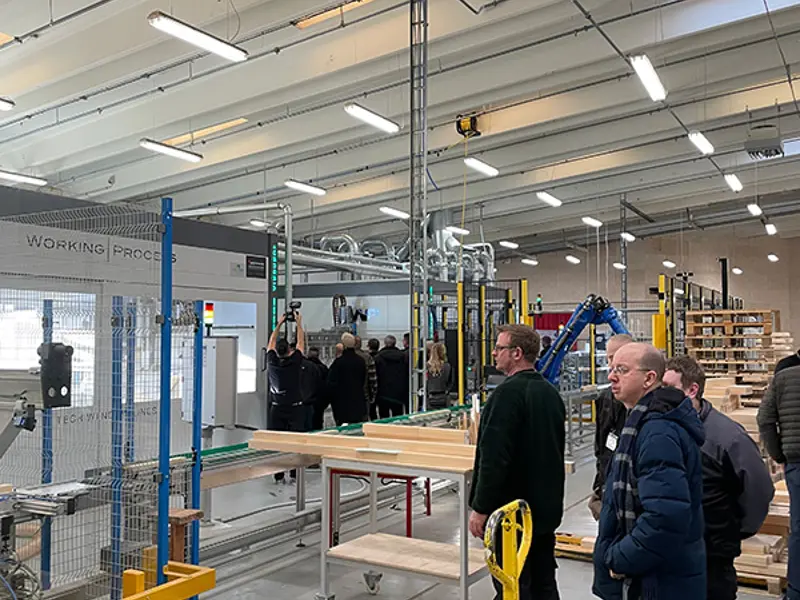 Åben Fabrik 2024 - Nysgerrige gæster kigger på WP'en mens den kører.