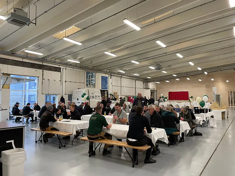 Åben Fabrik 2023 - Gæster og medarbejdere nyder hotdogs til frokost.