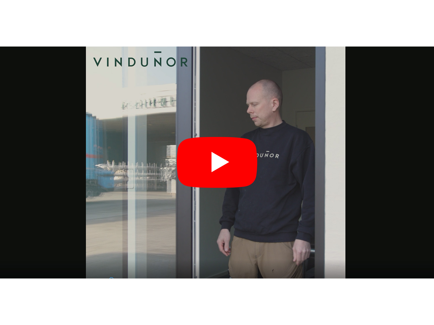 Billede af Christian ved en skydedør med et video ikon ovenpå.