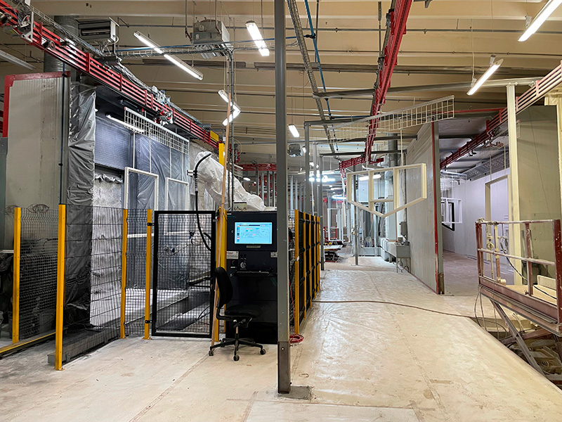 Malerroboten og malerkabinen - taget ned gennem malerkabinen.