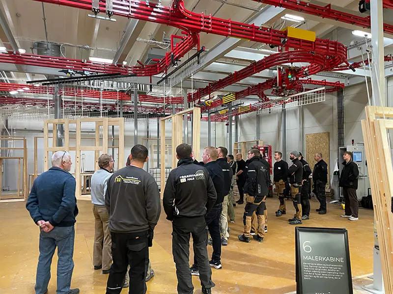 Åben Fabrik 2023 - Gæster på rundvisning og er inde i malerkabinen.