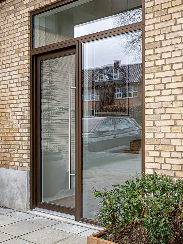 Rammedør med alu i HAI Corten og bøjlegreb.