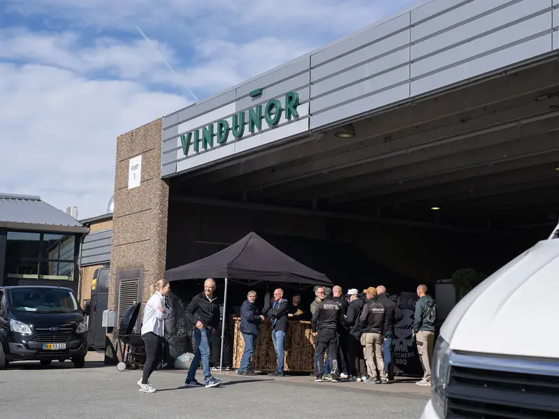 Åben Fabrik 2025 - Streetfood stemning udenfor med burgerbar, kaffebar og pølsevogn.