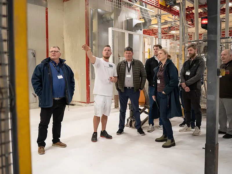 Åben Fabrik 2024 - Jesper fortæller om malerkabinen for gæster på rundvisning.