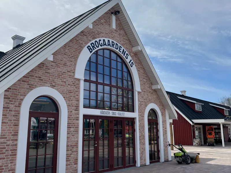 Facededør og fastkarm med bondhus sprosser i farven svenskrød - reference Fårup sommerland