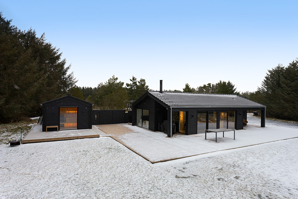 Stenhøj Husene designlinje Jyske. Udefra at det smukke sommerhus/fritidshus og sauna.