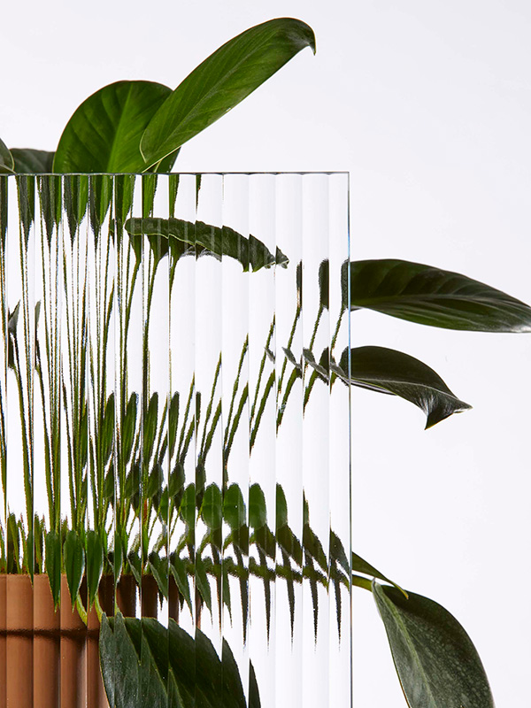 Glasset hedder Ornament 52, som afskærmer på en dekorativ og moderne måde.