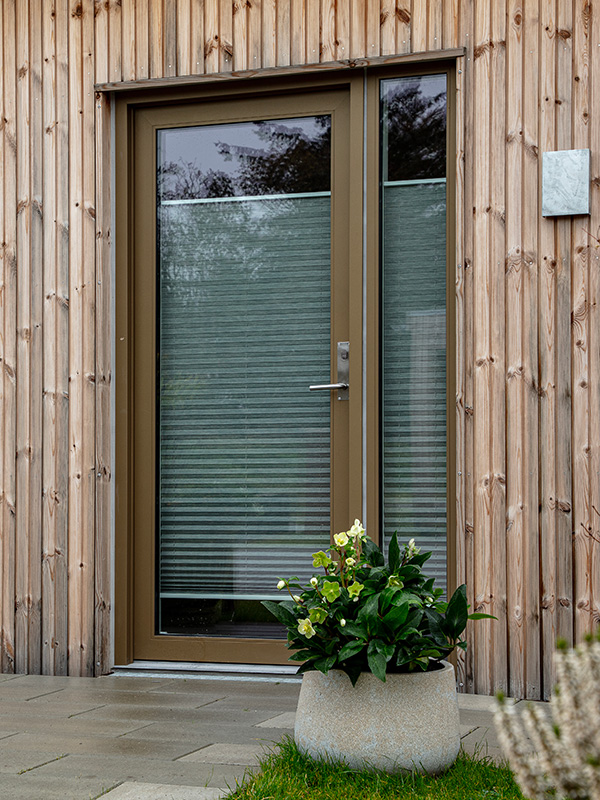 Rammedør med alu i farven E33. Kunden har selv stået for greb.