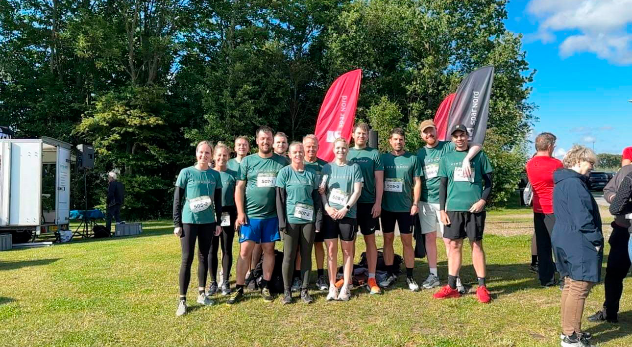 Holdbillede af 12 kollegaer fra Erhverv Hjørring stafetløb