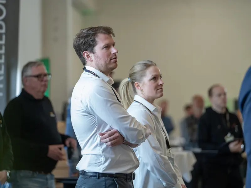 Åben Fabrik 2025 - Casper, Caroline og gæster lytter intenst til Henriks tale.