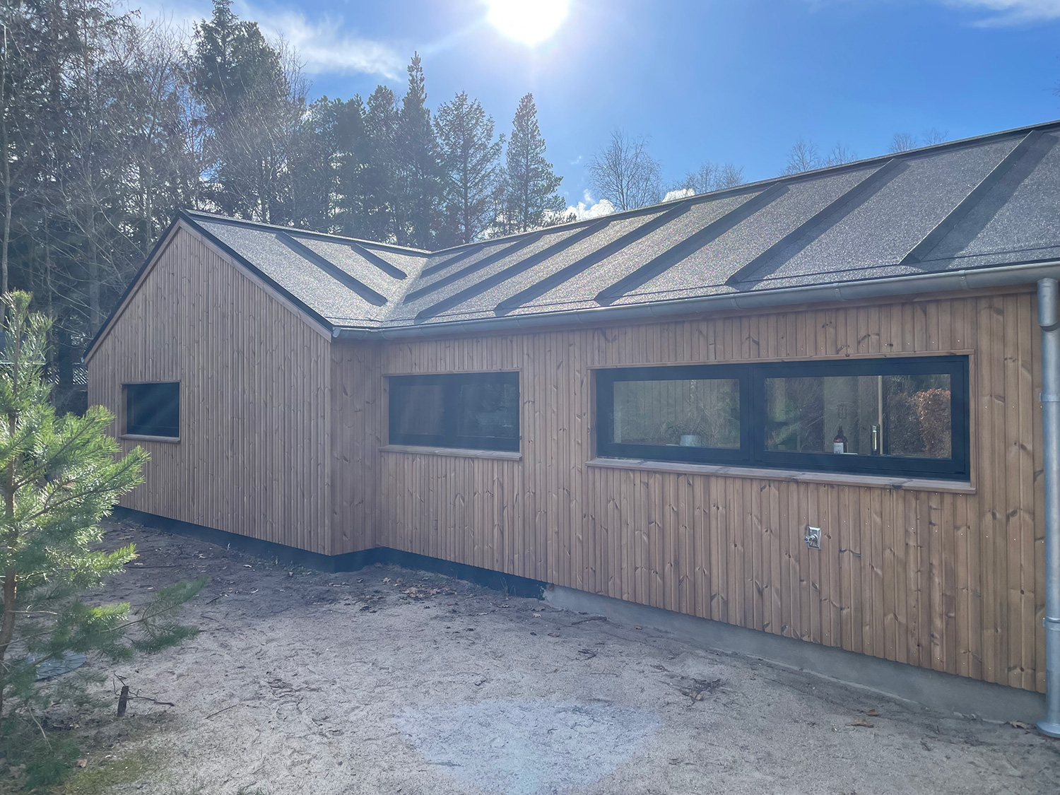 to vinduespartier udvendigt i farven sort 