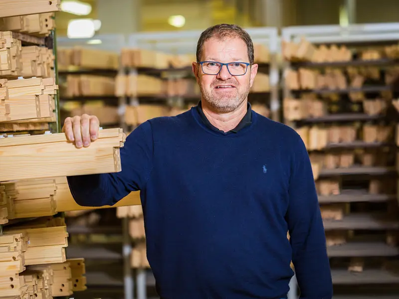 Henrik Sørensen som står med hånden på en pind.