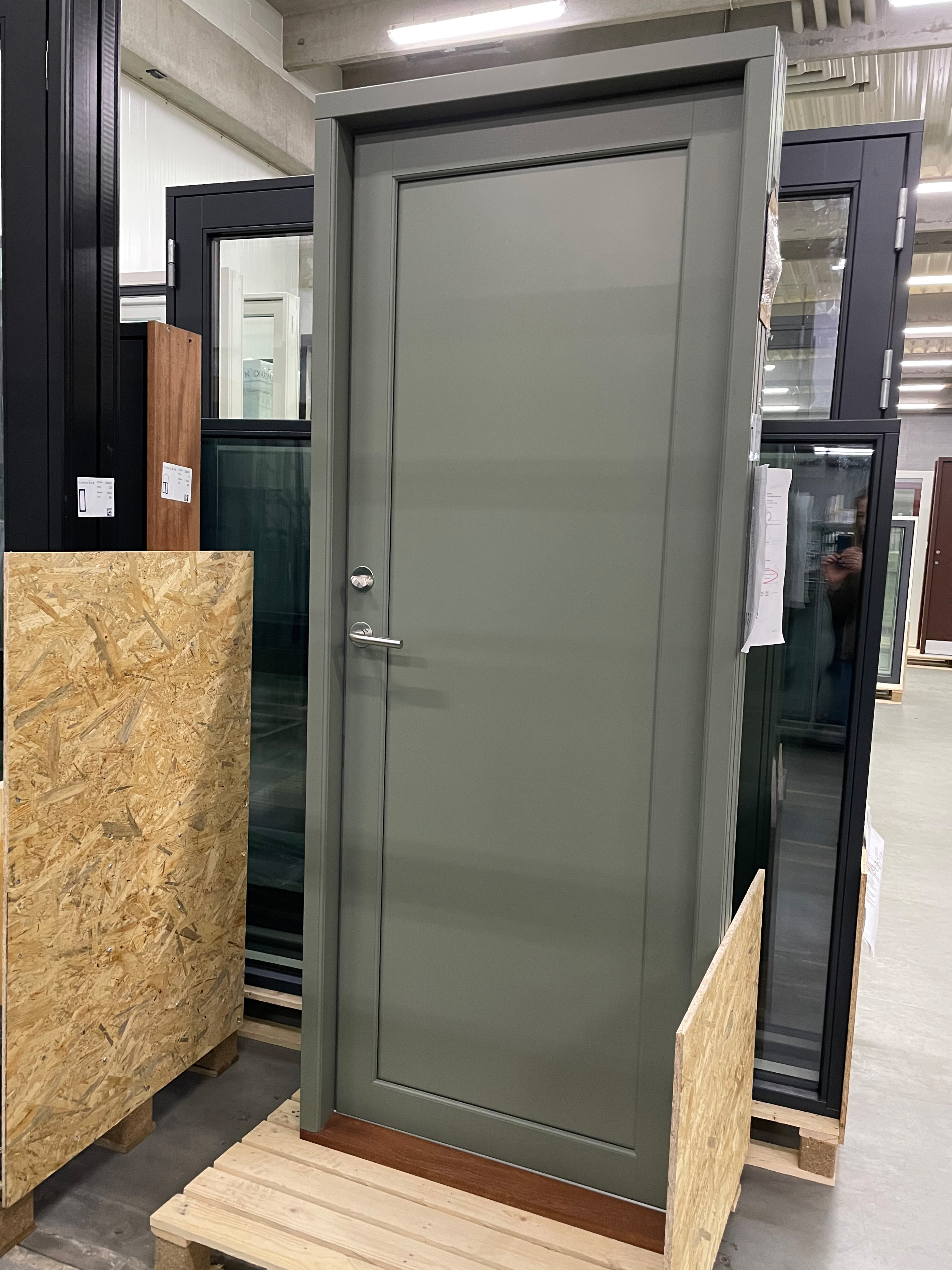 Stilren facadedøre i farven beton grå RAL 7033 i vores Nor1 træ. 