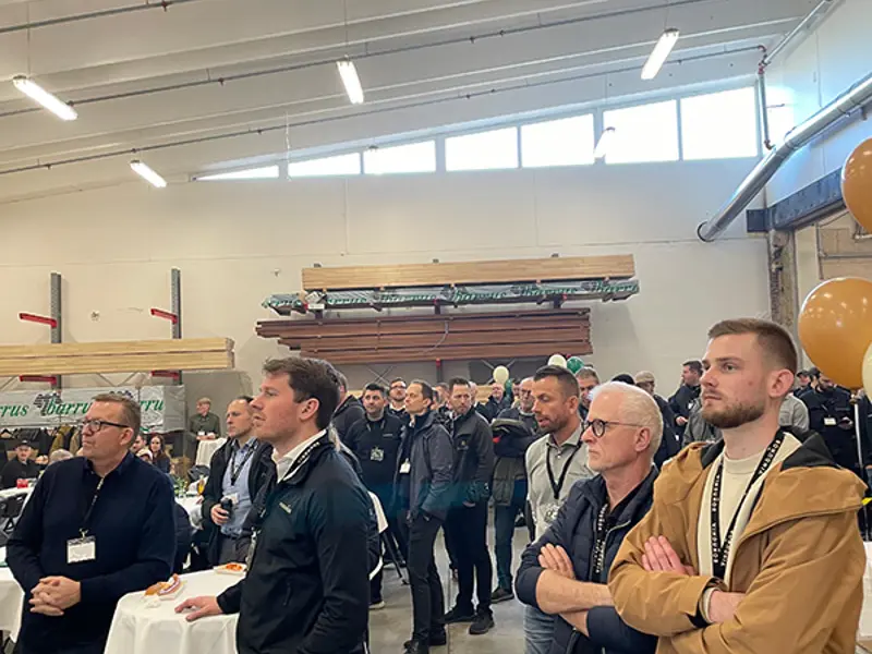Åben Fabrik 2024 - Gæster lytter opmærksomt på Henriks tale.