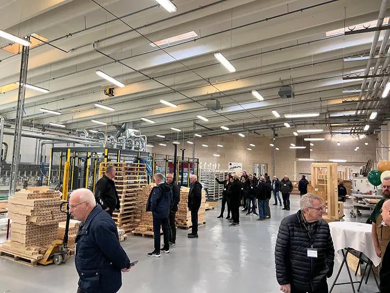 Åben Fabrik 2024 - Billede ned igennem hallen hvor WP står med mange gæster omkring.