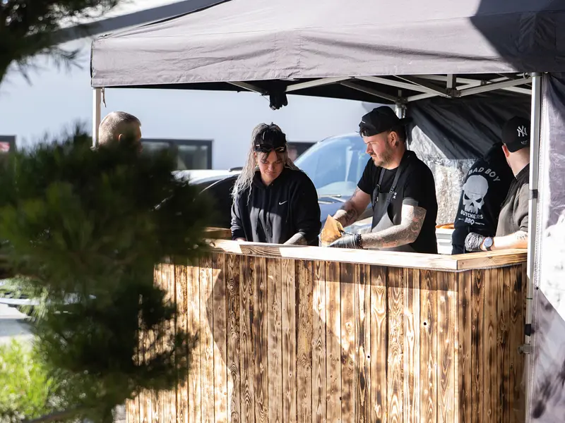 Åben Fabrik 2025 - Badboy butcher serverer lækker burgere.